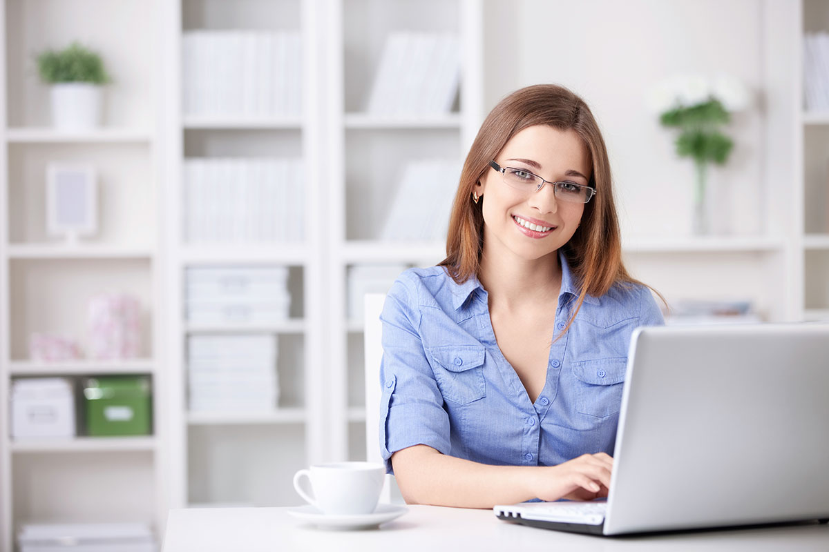 What skills do participants develop in a specialized business English course?