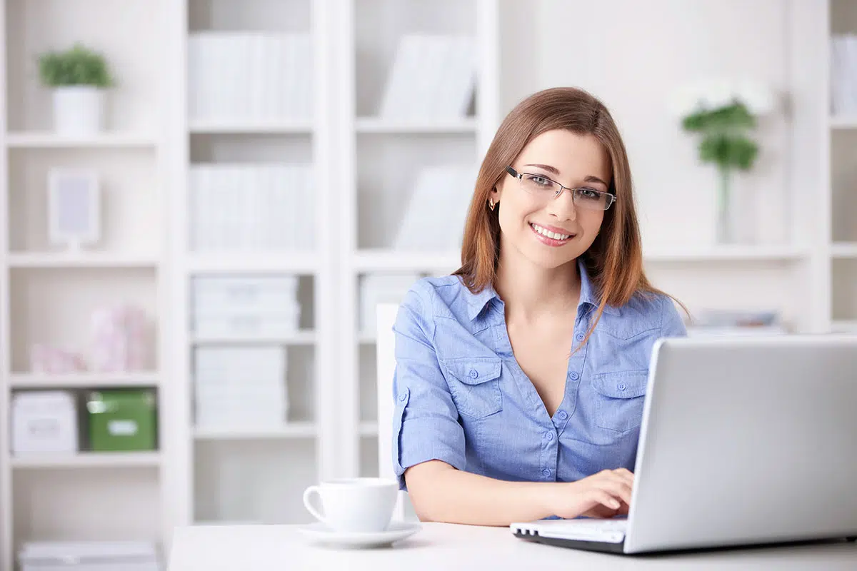 What skills do participants develop in a specialized business English course?