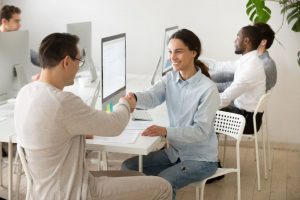 Integrarea noilor angajați – înțelege cum poți să îi ajuți pe noii membri din echipa ta la început de drum